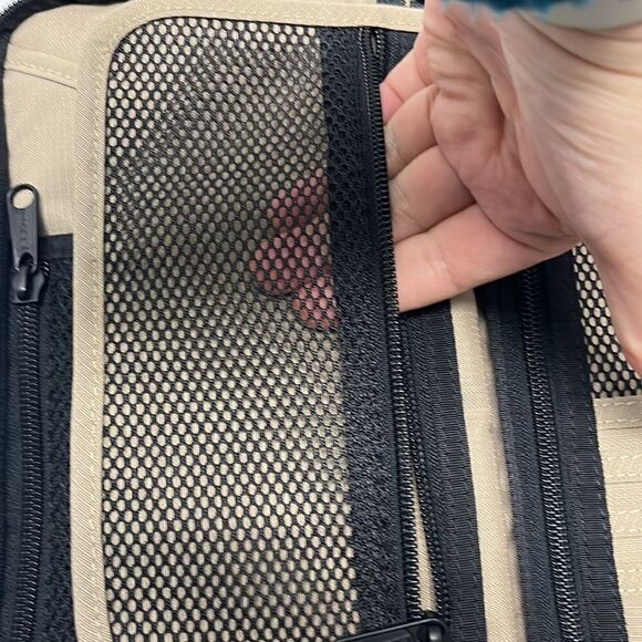 L. L. Bean Tan Unisex Single or Family Passport & Documents Organizer w/Handle - Picture 9 of 16